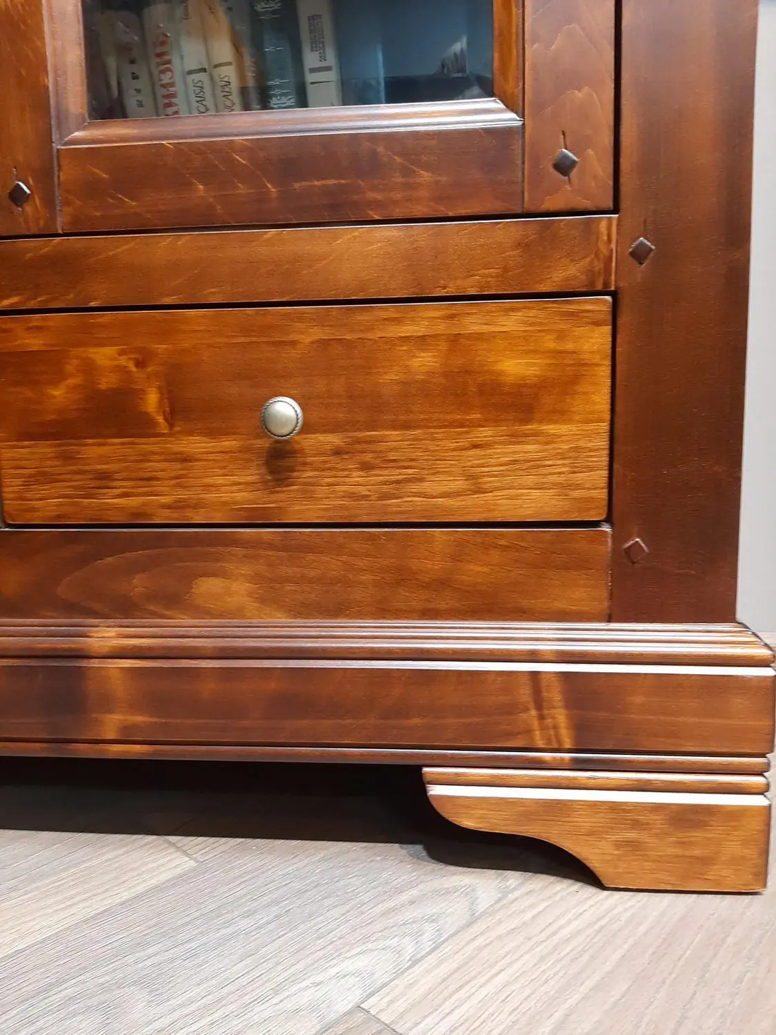 Шкаф с 2 ящиками дуб Луи Филипп с витриной ОВ 03