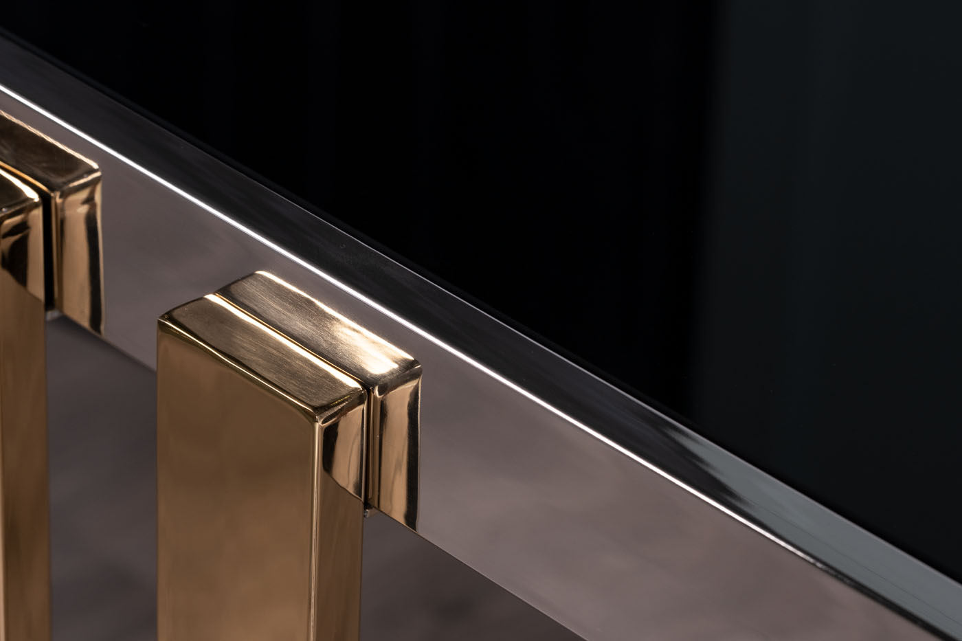 47ED-20900 Консоль черное стекло/ хром+золото