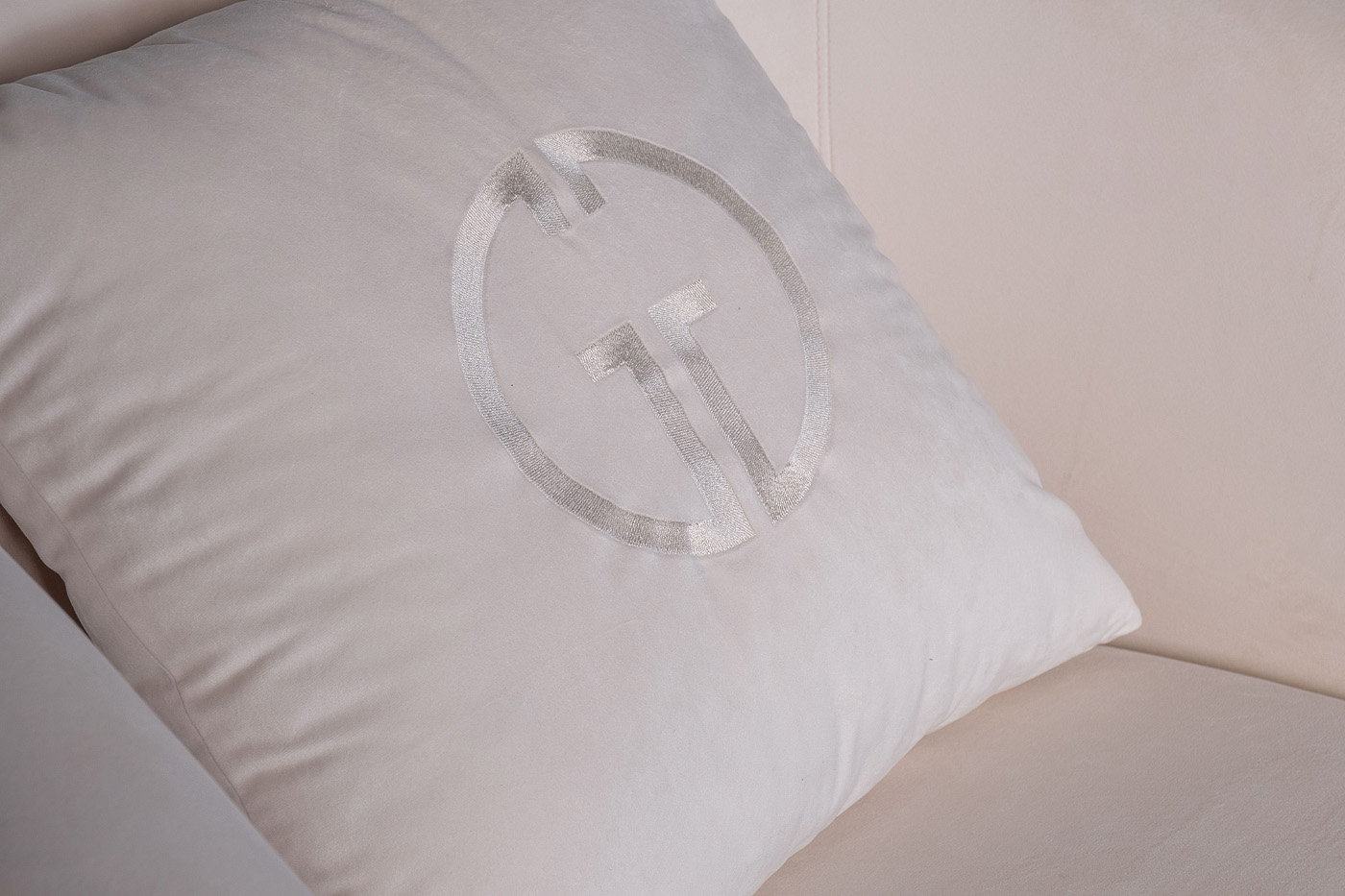 102AN-KRES-8411-KRE Кресло Olten, велюр кремовый